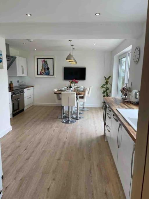 Modern 4 Bedroom House In Weymouth Sunny Corner Bagian luar foto